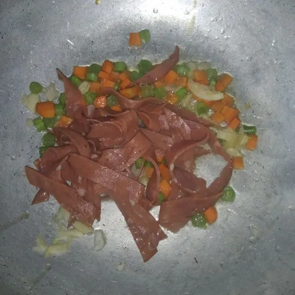 Tambahkan wortel dan buncis yang sudah dipotong. Masukkan juga smoked beef.