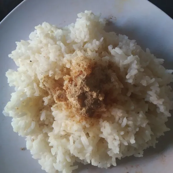 Siapkan nasi putih dingin, tambahkan garam, merica dan penyedap rasa.