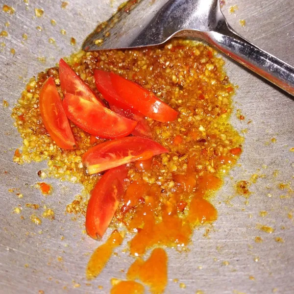 Setelah harum, masukkan tomat, saus sambal, garam, lada bubuk dan penyedap rasa (sesuai selera).