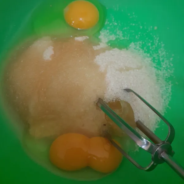 Masukkan telur, gula pasir, vanili bubuk dan sp. Mixer hingga pucat mengembang.