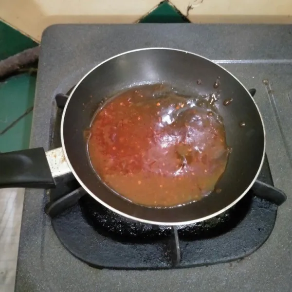 Untuk saus, masukkan saus tomat, saus sambal, cabai bubuk, saus tiram, dan air. Kemudian masak dengan api kecil.