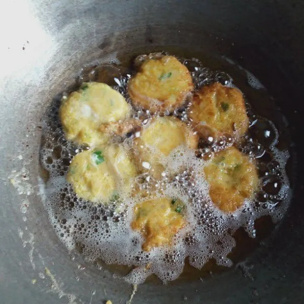 Kemudian goreng perkedel hingga matang