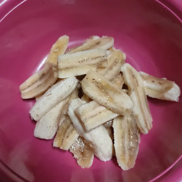 Belah pisang marlin menjadi 3 agar lebih tipis.
