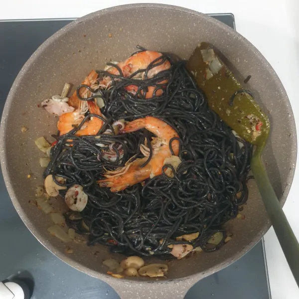 Aduk rata dan masak sebentar. Sajikan Black Spaghetti Aglio Olio selagi hangat.