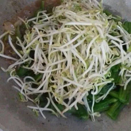 Masukkan genjer dan toge.