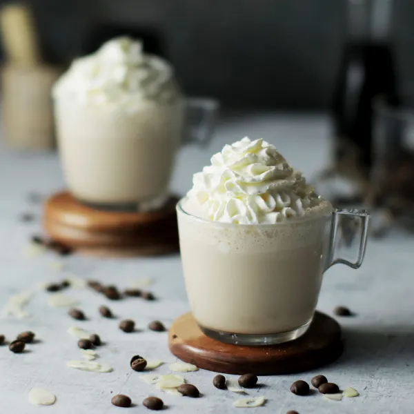 Boleh tambhakan toping ice cream dan potongan kacang almond dan cokelat.