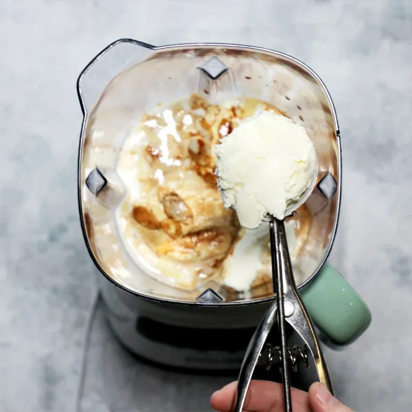 Siapkan blender, masukkan susu, gula cair, 2 scoops ice cream, gula cair, kacang almond  dan 1 shot espresso.