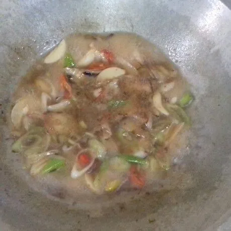 Beri sedikit air, masukkan garam gula, kaldu jamur. Aduk rata, koreksi rasa.