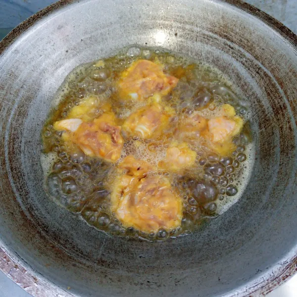 Goreng ayam sampai matang. Angkat dan tiriskan