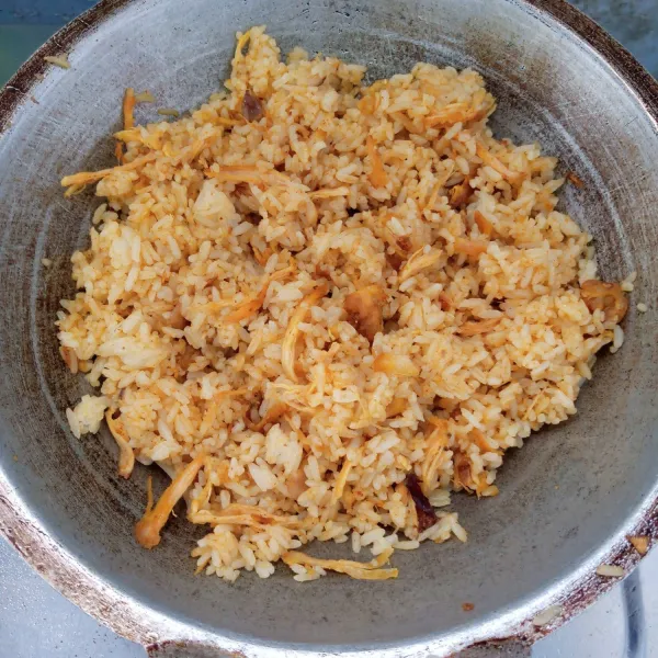 Masukkan nasi, gula, garam dan lada bubuk. Aduk rata. Koreksi rasa. Angkat dan sajikan.