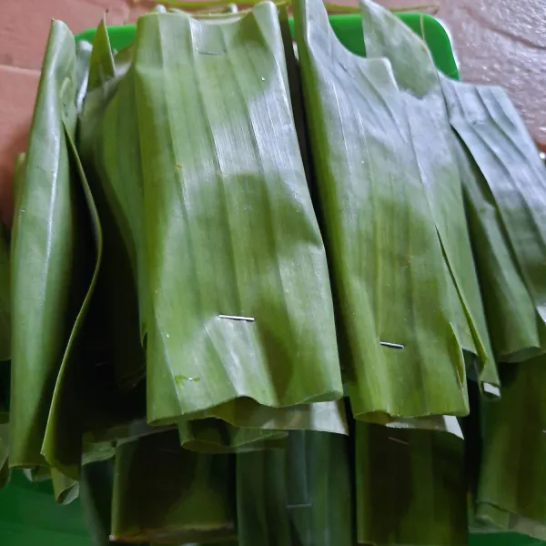 Bungkus adonan di atas dengan daun pisang yang telah dipotong-potong.
