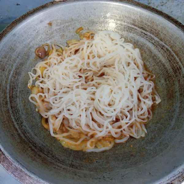 Masukkan mie, aduk rata