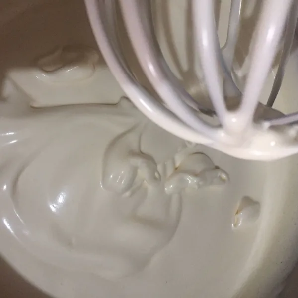 Mixer telur, sp, gula dan vanili cair hingga putih kental atau softpeak.
