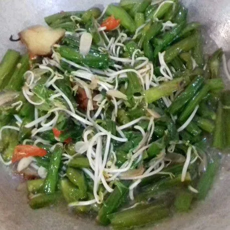 Aduk rata, masak sebentar saja. Angkat dan hidangkan.