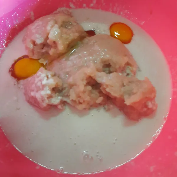 Campur ikan tenggiri, telur ayam dan santan. Lalu uleni dengan mengenakan tangan, ulen hingga rata.