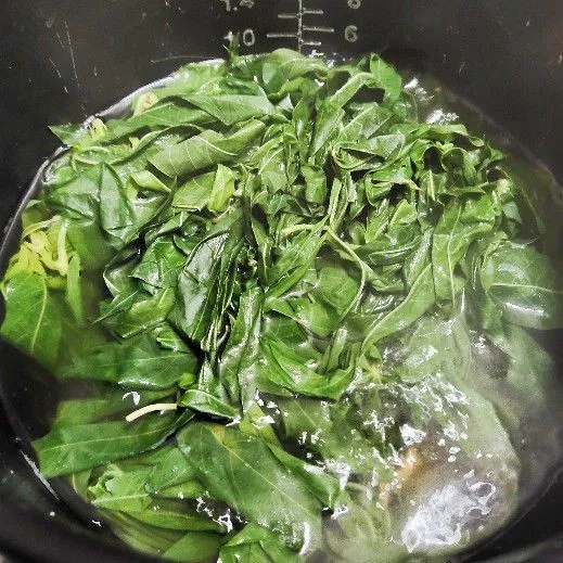 Rebus daun singkong lalu tambahkan garam secukupnya.