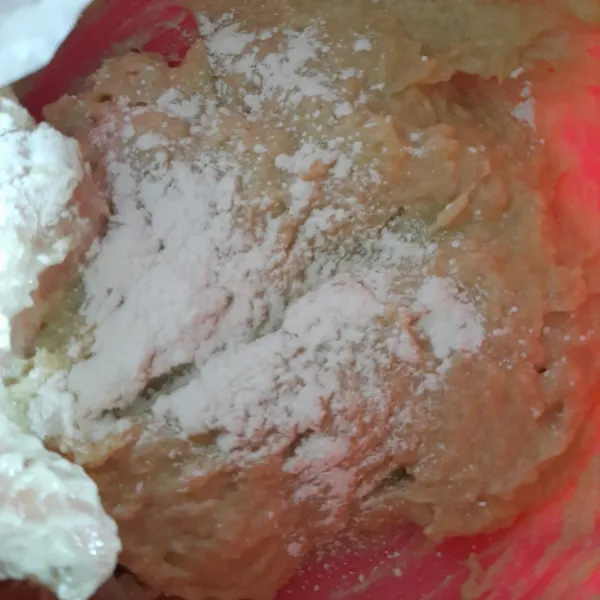 Masukkan tepung tapioka sedikit demi sedikit.