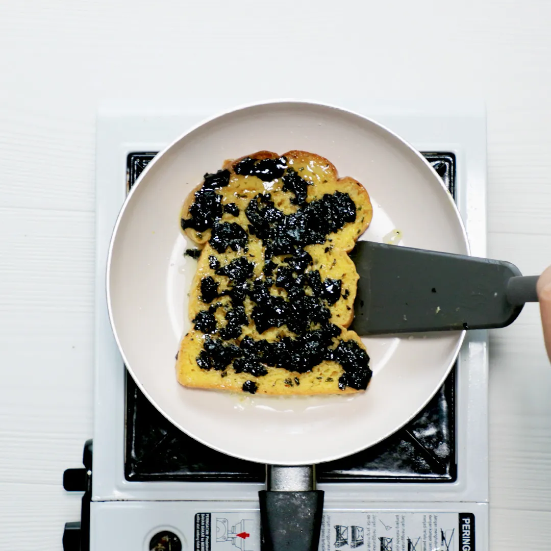 Step 4 Roti Telor Seaweed