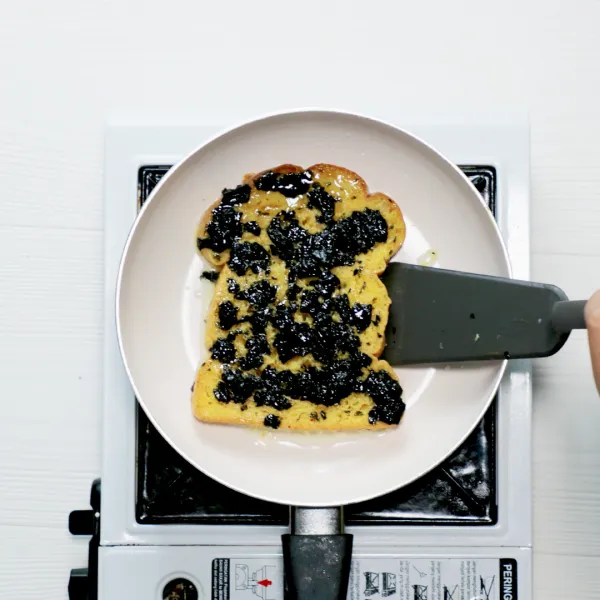 Panfried roti hingga golden brown.