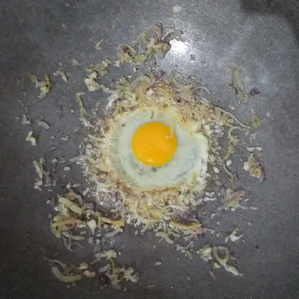 Masukkan telur lalu orak-arik hingga telur matang.