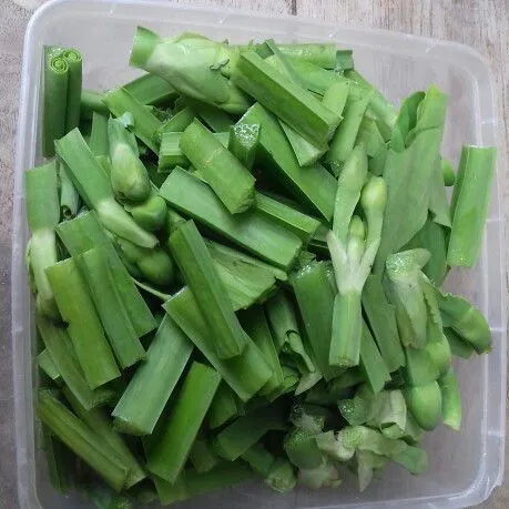Potong-potong sayur genjer.