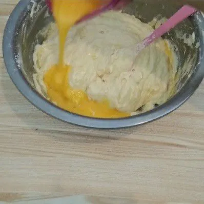 Masukkan mentega yang sudah dicairkan
