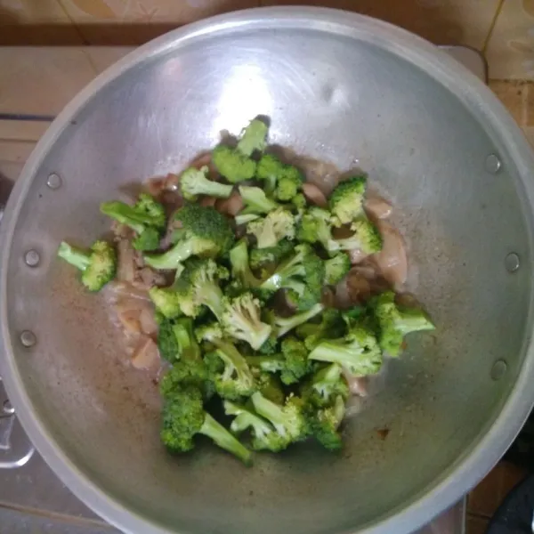 Masukkan brokoli kemudian aduk-aduk, masukkan kaldu bubuk dan garam lalu aduk lagi dan cek rasa. Masak 5 menit kemudian angkat dan sajikan.