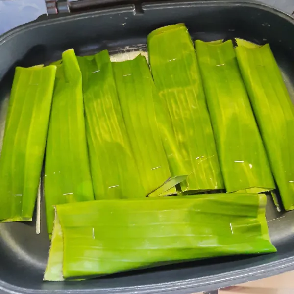 Otak-otak siap dibakar, bakar hingga otak-otak mengembang dan daun pisang sedikit kering.