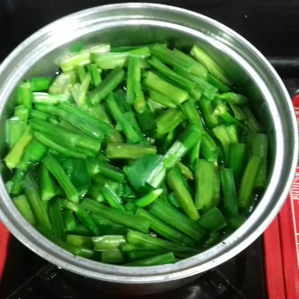 Didihkan air, masukkan genjer aduk rata hingga berubah warna.