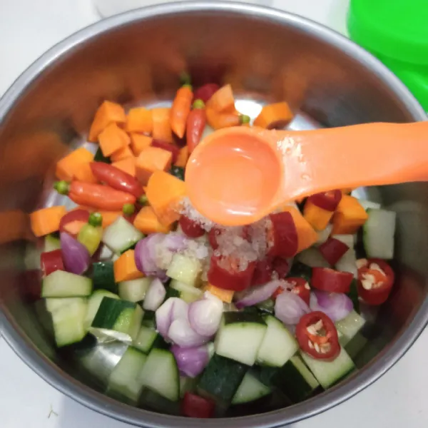 Campur timun,wortel,cabai merah besar,cabai rawit,bawang merah. Kemudian tambahkan gula,garam dan cuka. Aduk rata.