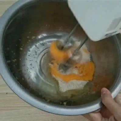 Mixer gula dan telur sampai putih pucat kaku