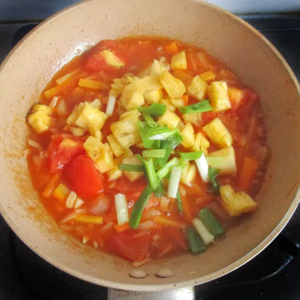 Masukkan potongan nanas dan irisan daun bawang. Masak hingga matang. Angkat. Sajikan bersama ikan kakap.