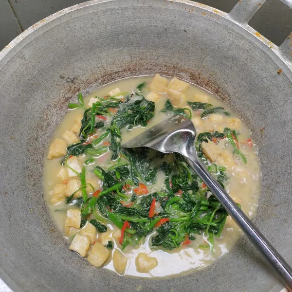 Masukkan santan, tahu, lada bubuk dan garam. Koreksi rasa dan sajikan.