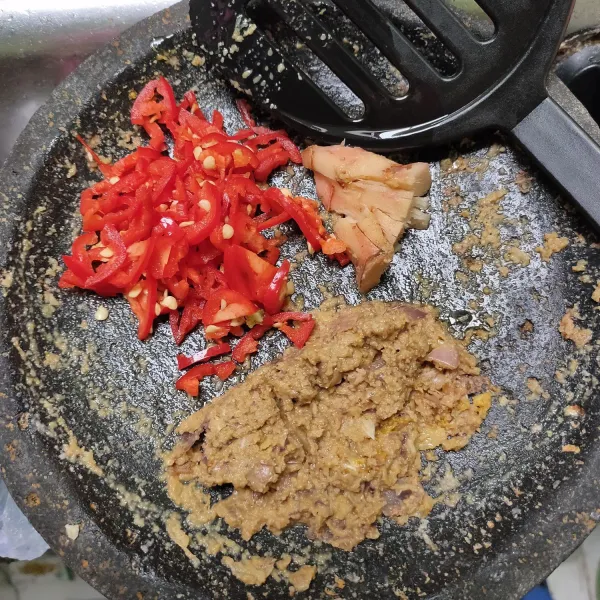 Ulek halus bumbu : bawang merah, bawang putih, kemiri, ketumbar bubuk, kunyit bubuk. Ulek juga cabe kecil jika suka pedas. Rajang tipis cabai merah. Geprek laos.