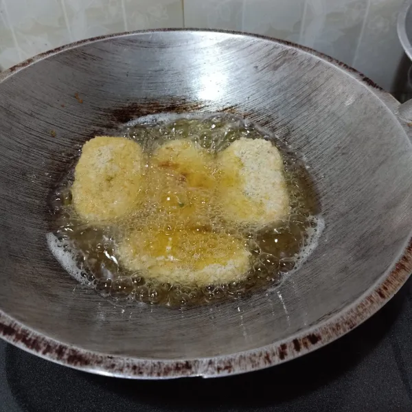 Panaskan minyak goreng, goreng tahu katsu sampai matang dan berwarna kuning kecoklatan. Matang, angkat dan tiriskan.