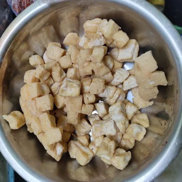 Potong dadu tahu dan goreng. Sisihkan.