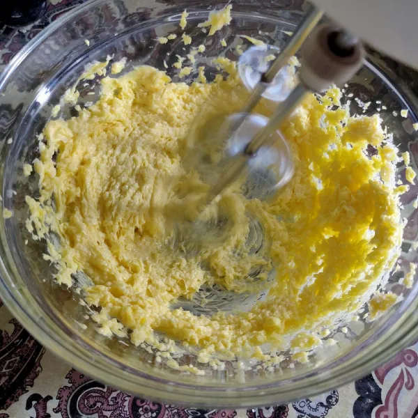 Selanjutnya kocok margarin dan gula pasir hingga lembut dan pucat.
