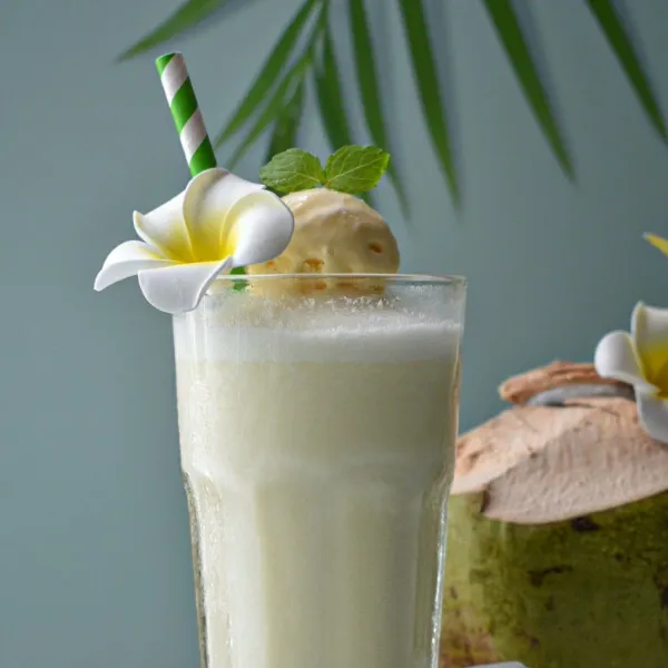 Tuangkan coconut shake kedalam gelas, letakan satu Scoop Es Krim Vanilla.di atasnya dan sajikan.