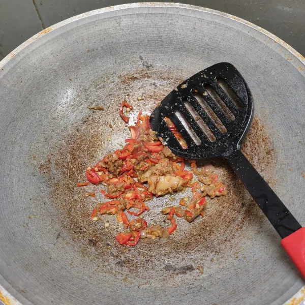 Tumis bumbu halus hingga harum. Masukkan cabe merah dan laos. Tumis lagi sebentar.