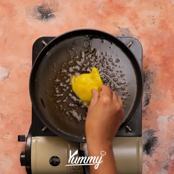 Panaskan minyak dalam frying pan lalu goreng ayam yang telah ditiriskan hingga matang dan berwarna kuning kecoklatan setelah itu angkat lalu sajikan selagi panas.