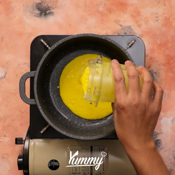 Tumis bumbu halus hingga harum dan biarkan masak hingga matang.
