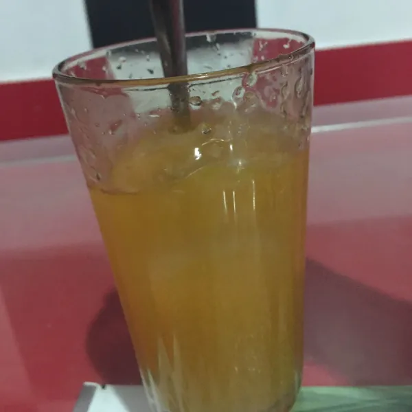 Tambahkan es batu sesuai selera dan es jeruk asam manis siap diminum.