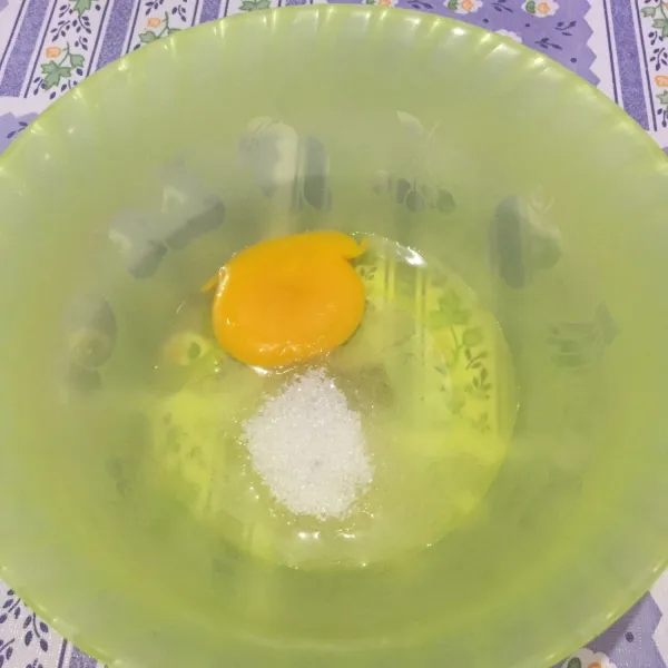 Masukkan 1 butir telur dan 2 sdm gula pasir ke dalam wadah. Kocok lepas.