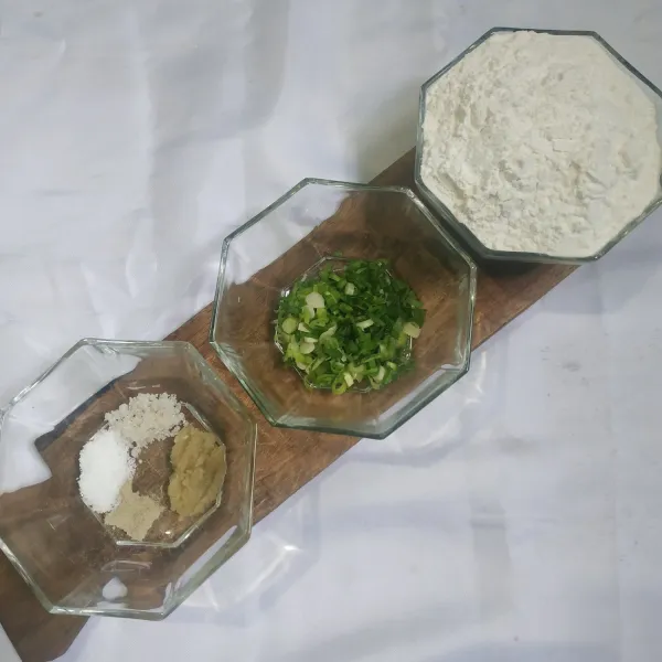 Siapkan semua bahan, mulai dari garam, gula, lada, bawang putih halus, daun bawang yang sudah dipotong-potong, serta campuran tepung terigu dan tepung kanji.