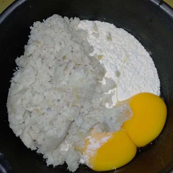 Campur tepung terigu, ubi dan telur, aduk rata.