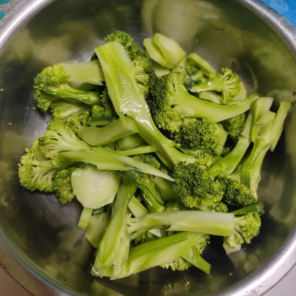 Daftar bahan tumis brokoli wortel dengan foto bahan segar dan bumbu yang digunakan