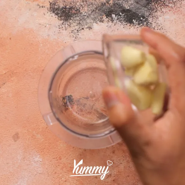 Masukan semua bahan bumbu ke dalam blender lalu blender hingga benar-benar halus.