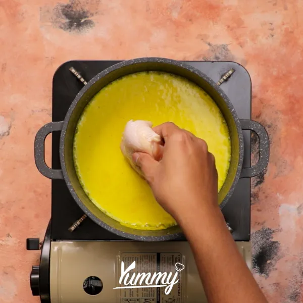 Setelah mendidih masukkan ayam ke dalam kuah. Setelah itu masak hingga matang lalu angkat lalu tiriskan.