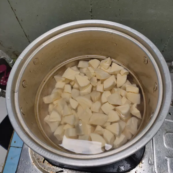 Masukkan singkong dan air sampai lebih dari 1 ruas jari ke dalam panci. Masak hingga mendidih.