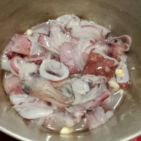 Masukkan garam, bawang putih cincang dan penyedap rasa. Aduk rata dan diamkan selama 5 menit.